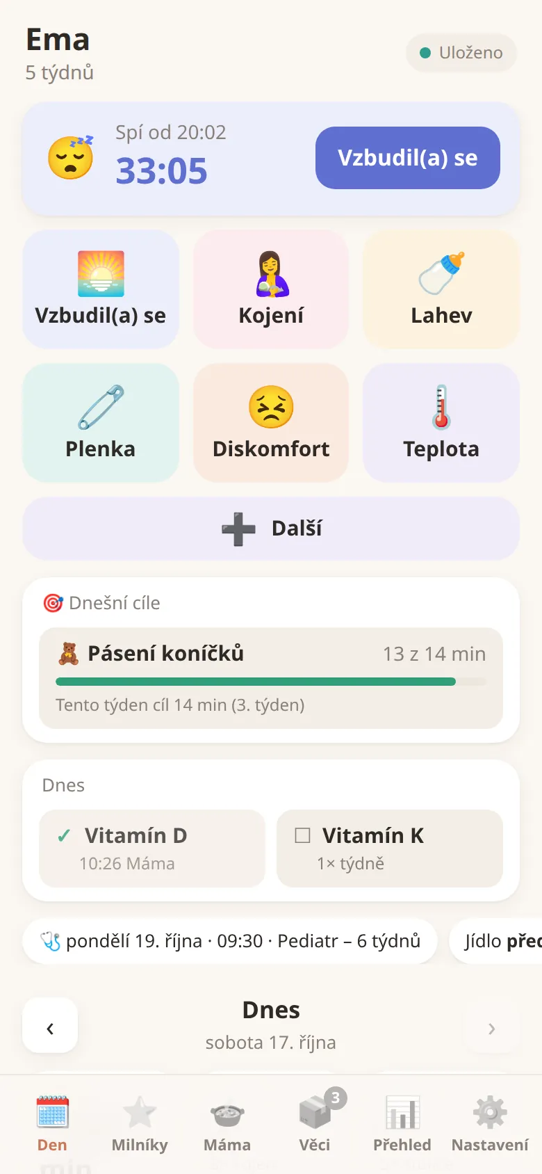 Obrazovka Den v Luli: miminko Ema právě spí, pod tím velká tlačítka Kojení, Lahev, Plenka, Diskomfort a Teplota, dnešní cíl pásení koníčků a denní checklist.